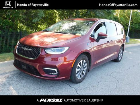 Used 2023 Chrysler Pacifica Touring-L FWD image 1
