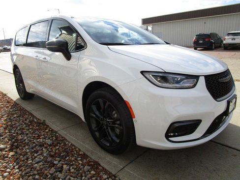 New 2026 Chrysler Pacifica Select image 3