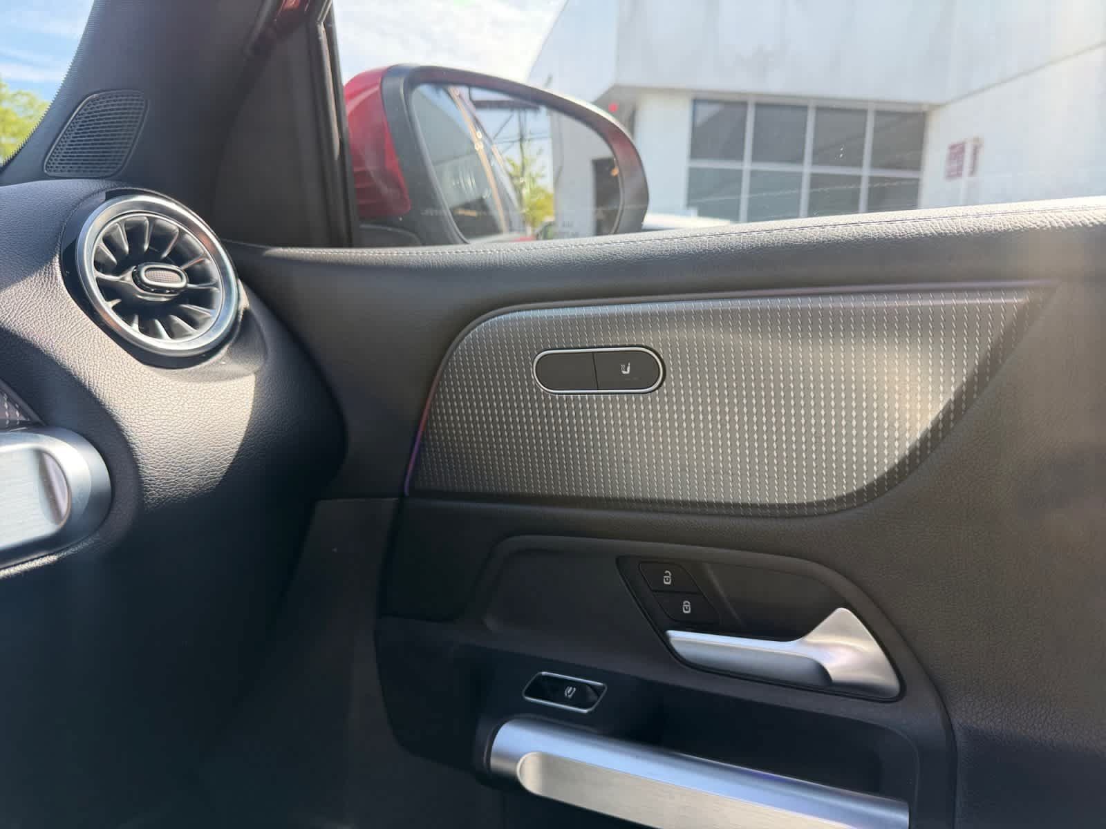 Used 2022 Mercedes-Benz GLB 250 4MATIC image 33