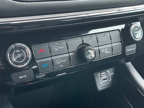 Used 2023 Jeep Compass Altitude image 17