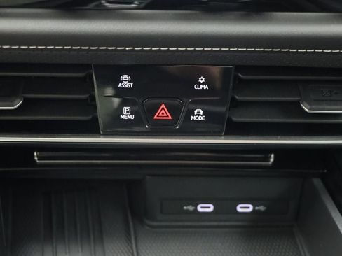 Used 2025 Volkswagen Atlas SE AWD/4WD image 23