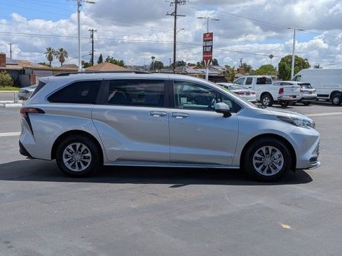 Used 2021 Toyota Sienna LE FWD image 4