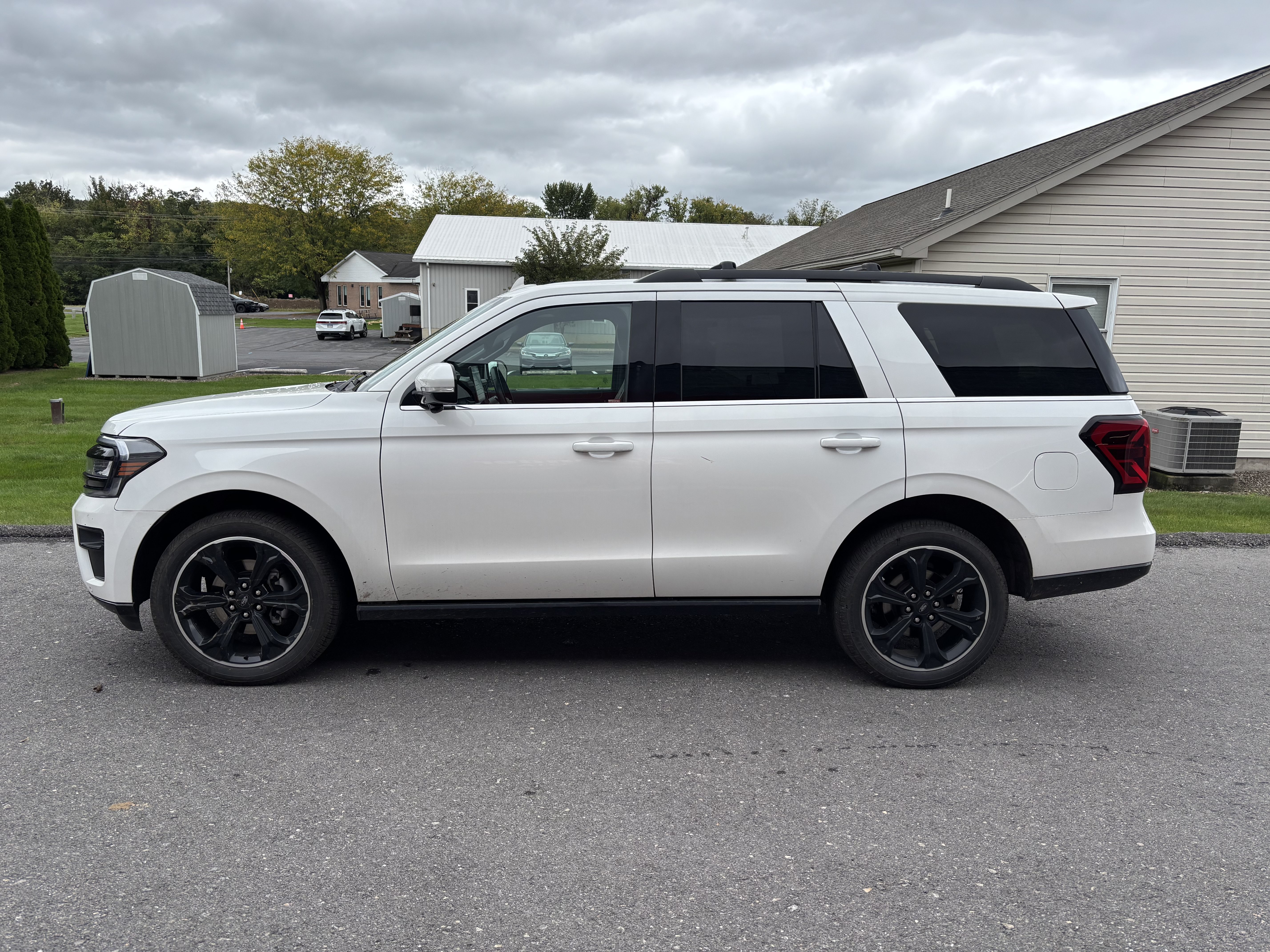 Used 2023 Ford Expedition Limited AWD/4WD image 6
