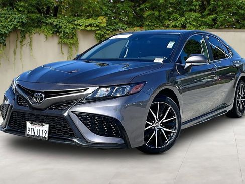 Certified 2022 Toyota Camry SE image 3