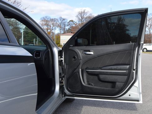 Used 2019 Dodge Charger SXT w/ Driver Confidence Group image 19