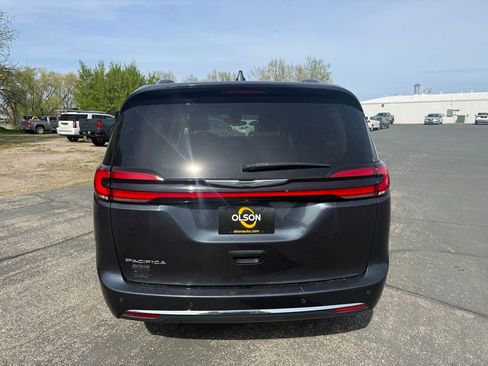 Used 2021 Chrysler Pacifica Touring-L FWD image 4