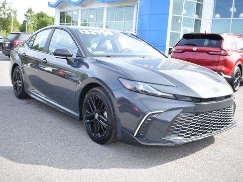 Used 2025 Toyota Camry SE image 3