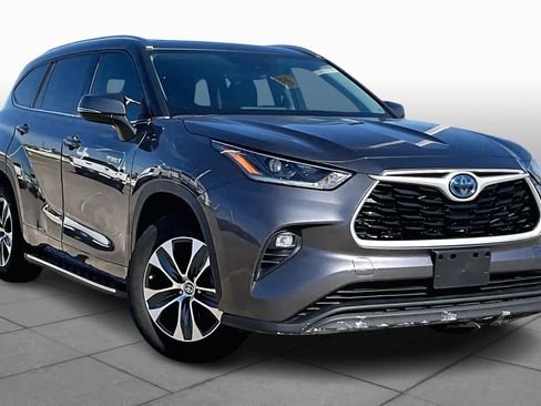 Used 2021 Toyota Highlander XLE image 3