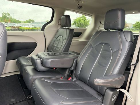 Used 2017 Chrysler Pacifica Touring-L w/ Tire & Wheel Group FWD image 47