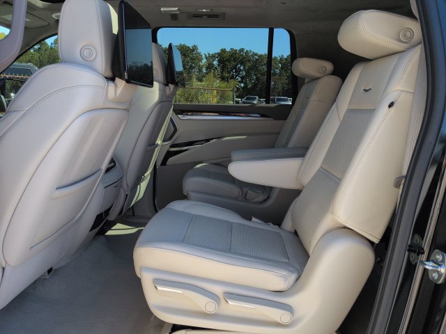 Used 2026 Cadillac Escalade ESV Platinum Sport w/ LPO, ONYX Package AWD/4WD image 17
