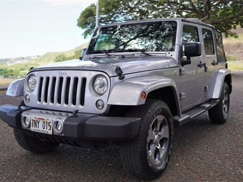 Used 2018 Jeep Wrangler Unlimited Sahara w/ Connectivity Group AWD/4WD image 3