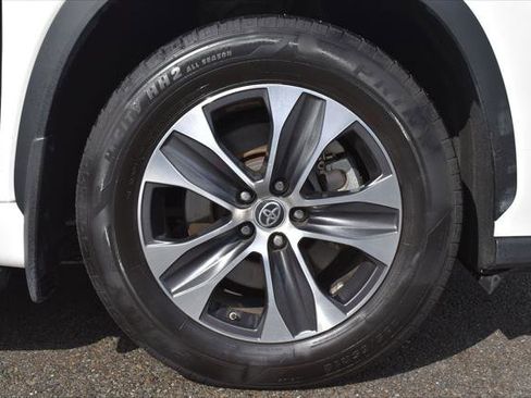 Certified 2021 Toyota Highlander XLE image 28