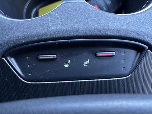 Used 2024 Toyota Venza XLE image 28