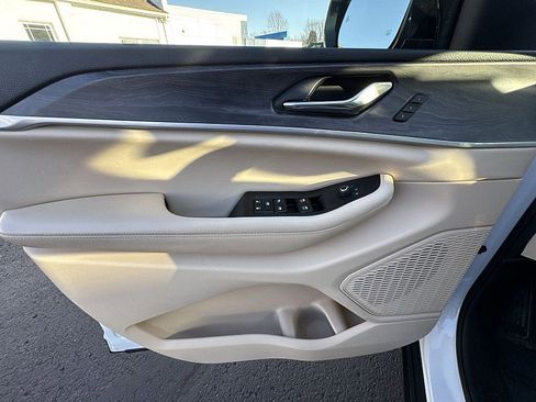 Used 2024 Jeep Grand Cherokee Limited w/ Black Appearance Package image 11