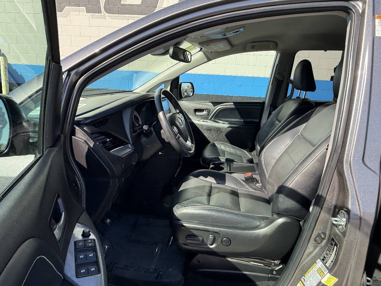 Used 2018 Toyota Sienna SE FWD image 9