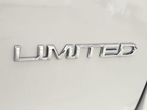 Used 2020 Chrysler Pacifica Limited FWD image 37