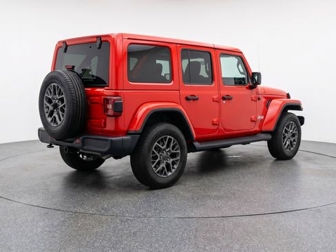 Used 2025 Jeep Wrangler Sahara image 9