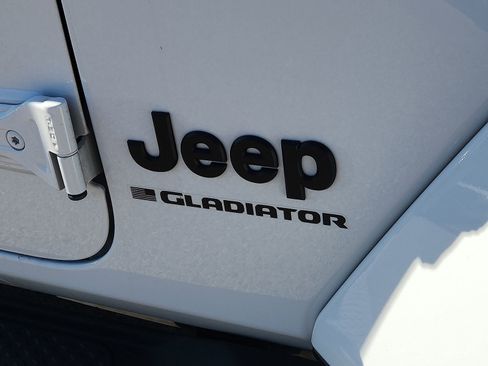 Used 2023 Jeep Gladiator Sport image 8