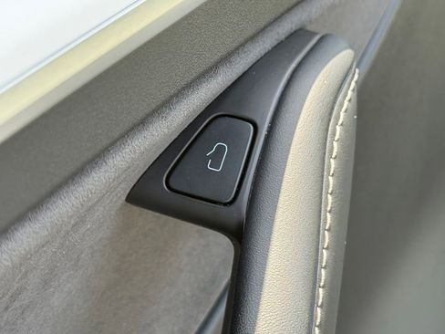 Used 2024 Tesla Model Y 2WD image 18
