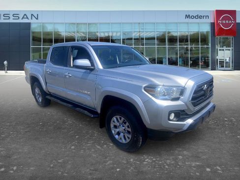 Used 2018 Toyota Tacoma SR5 RWD image 4
