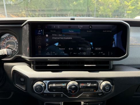 Used 2024 Jeep Gladiator Sport AWD/4WD image 18