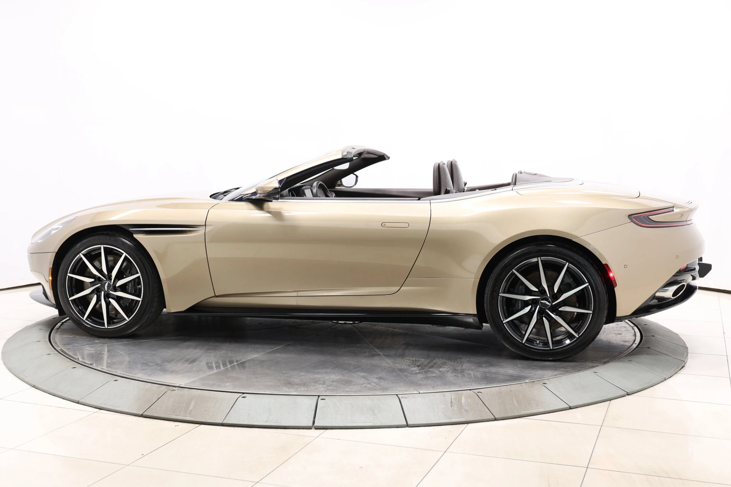 Used 2019 Aston Martin DB11 Volante RWD image 9