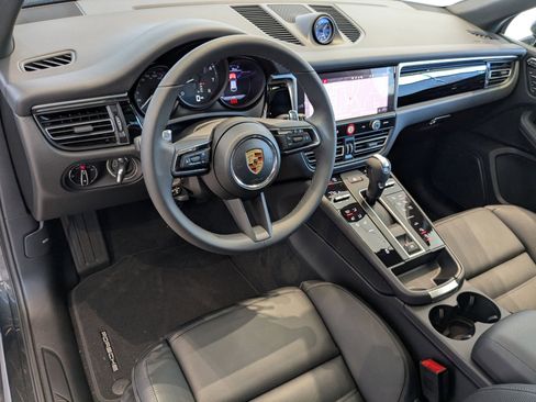 Used 2025 Porsche Macan image 4