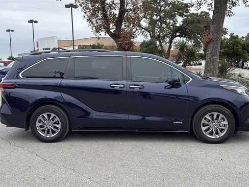 Used 2021 Toyota Sienna XLE image 7