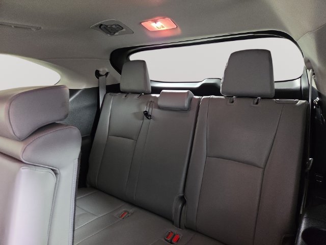 Used 2024 Toyota Highlander XLE AWD/4WD image 17