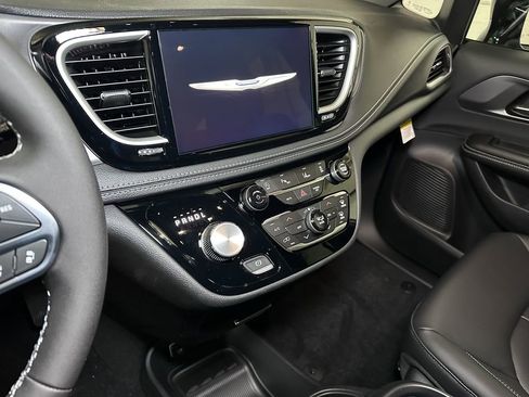 New 2026 Chrysler Pacifica Select image 34