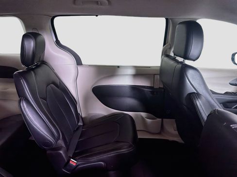 Used 2024 Chrysler Pacifica Touring-L FWD image 31