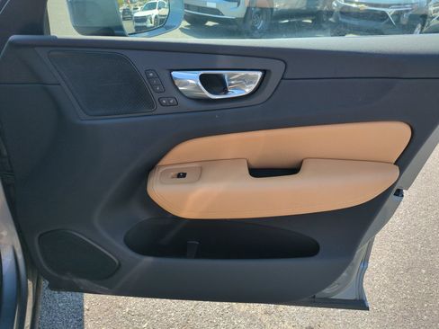 Used 2019 Volvo XC60 T5 Momentum w/ Multimedia Package AWD/4WD image 33