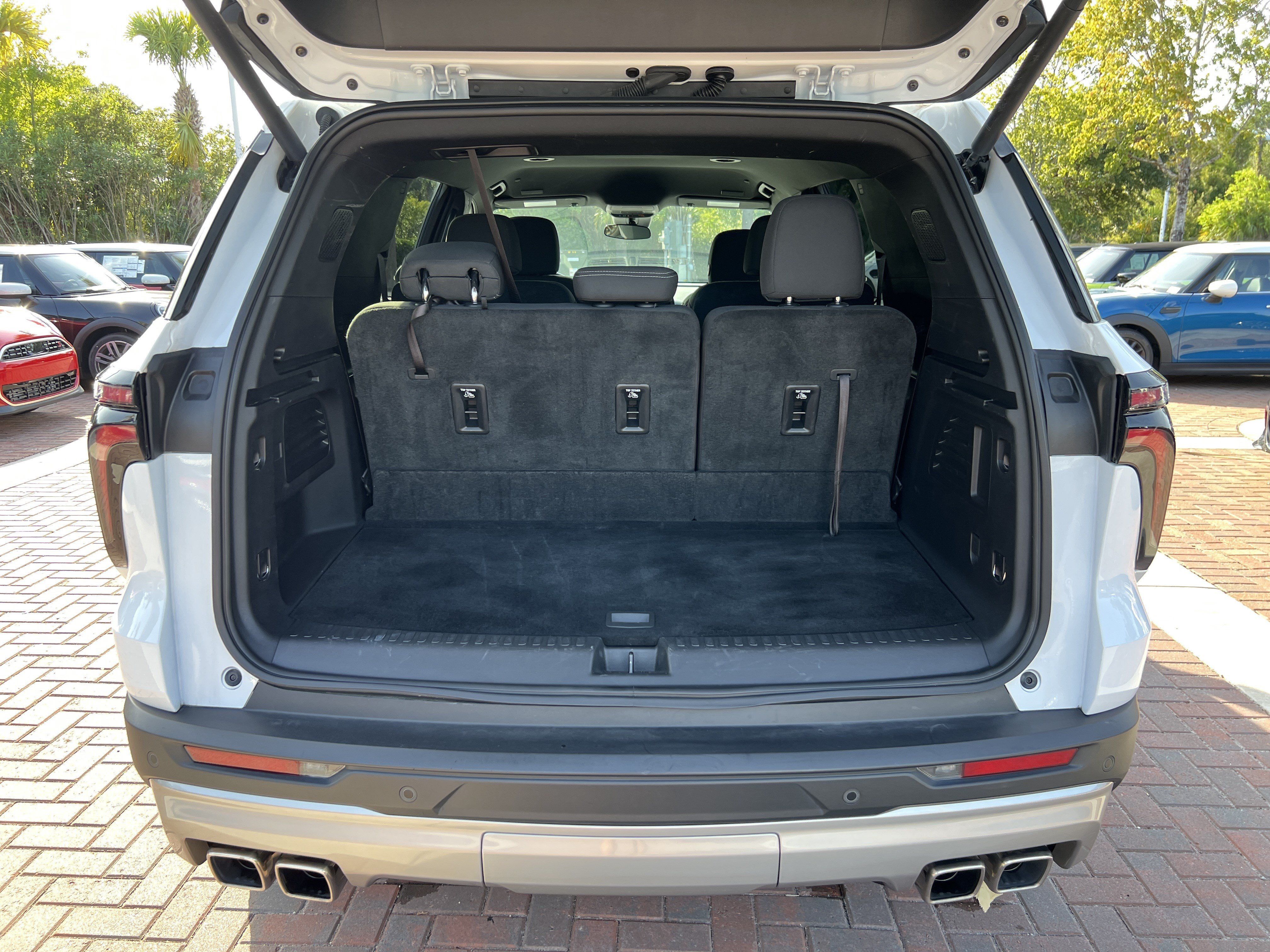 Used 2025 Chevrolet Traverse LT FWD image 32