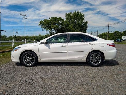 Used 2017 Toyota Camry SE w/ Moonroof Package FWD image 9