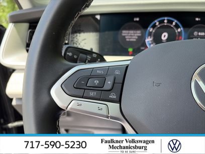 Used 2025 Volkswagen Tiguan SE w/ Panoramic Sunroof Package