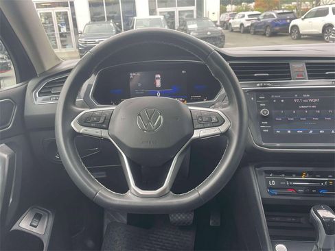 Used 2022 Volkswagen Tiguan SE w/ Panoramic Sunroof Package image 14