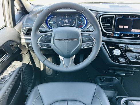 New 2026 Chrysler Pacifica Select w/ Quick Order Package 2EV image 17
