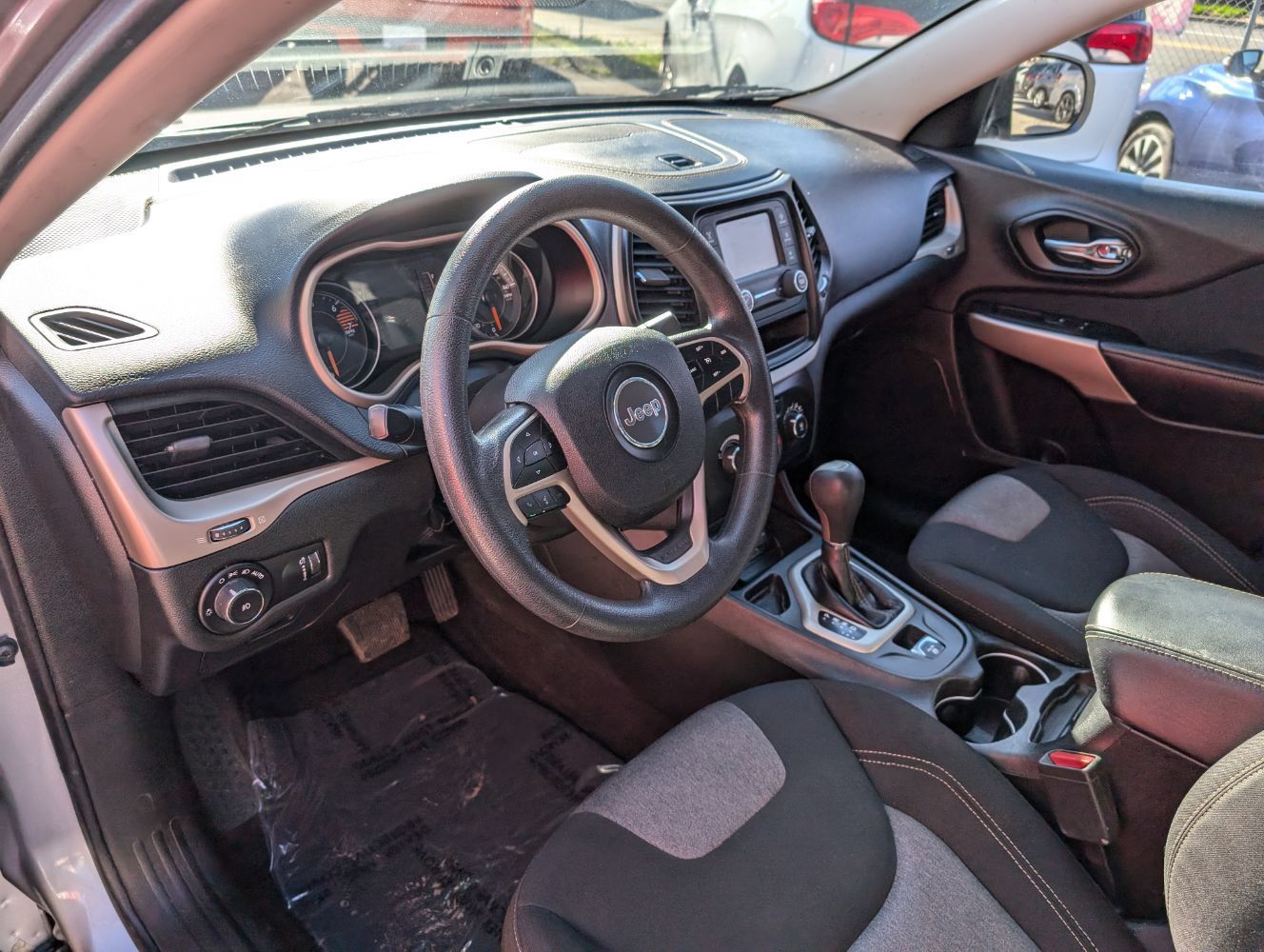 Used 2018 Jeep Cherokee Latitude FWD image 12
