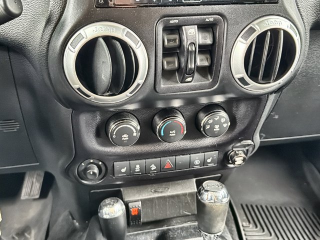 Used 2016 Jeep Wrangler Unlimited Rubicon w/ Connectivity Group AWD/4WD image 17