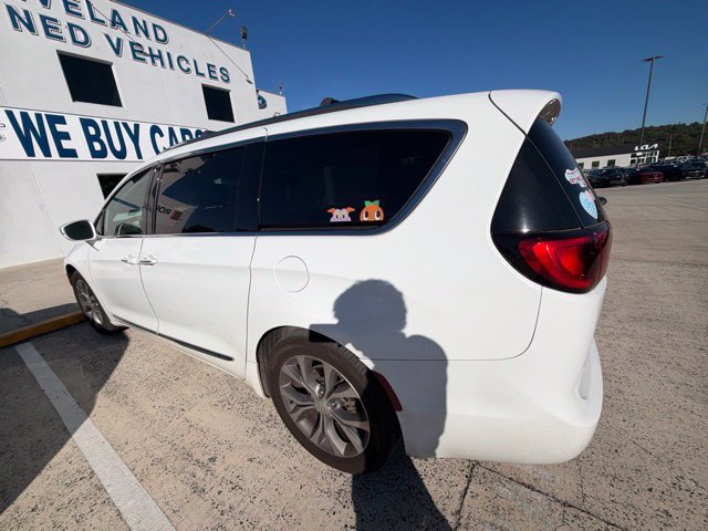 Used 2017 Chrysler Pacifica Limited FWD image 30