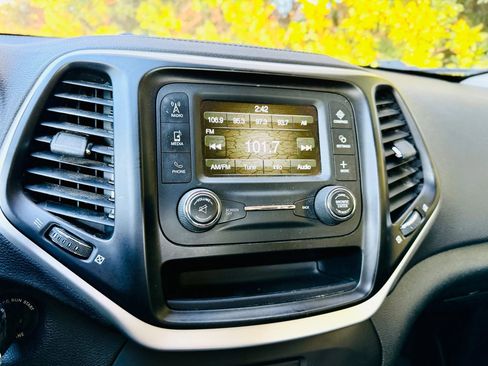 Used 2014 Jeep Cherokee Sport image 33