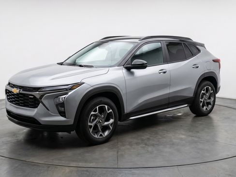 Used 2025 Chevrolet Trax LT w/ LT Convenience Package FWD image 3