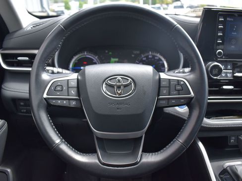 Used 2022 Toyota Highlander XLE AWD/4WD image 9