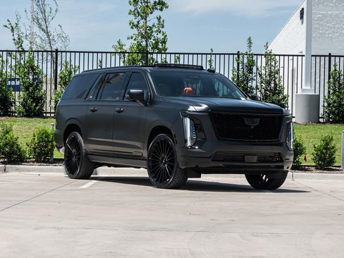 Used 2026 Cadillac Escalade ESV Platinum Sport w/ LPO, ONYX Package AWD/4WD image 2
