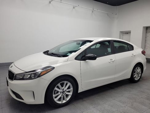 Used 2017 Kia Forte S FWD image 2