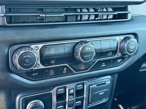 Used 2024 Jeep Wrangler Sport S image 15