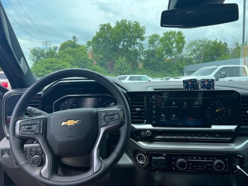 Used 2025 Chevrolet Silverado 1500 High Country w/ Z71 Off-Road Package AWD/4WD image 14
