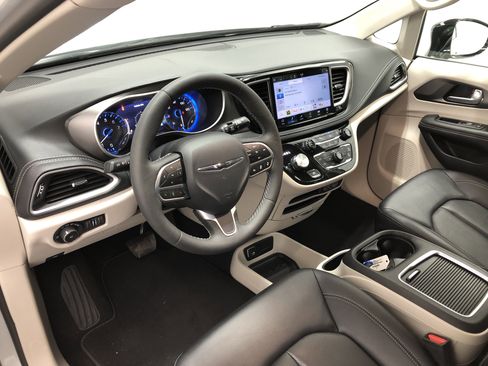 Certified 2024 Chrysler Pacifica Touring-L image 16