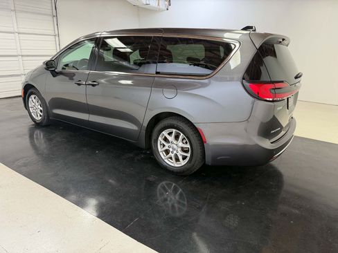 Used 2023 Chrysler Pacifica Touring-L FWD image 8