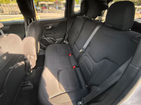 Used 2019 Jeep Renegade Latitude w/ Popular Equipment Group image 12